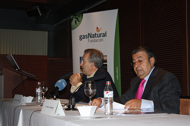 El consejero de Agricultura y Agua, Antonio Cerdá, y el director general de la Fundación Gas Natural, Pedro Fábregas, Foto 1