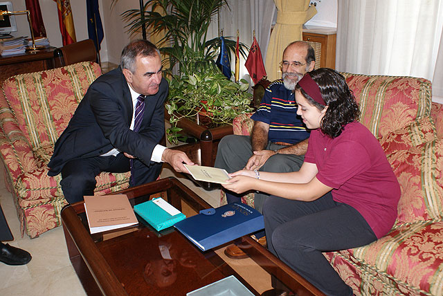 González Tovar recibió  a la ganadora del concurso “¿Qué es un Rey para ti?” - 1, Foto 1