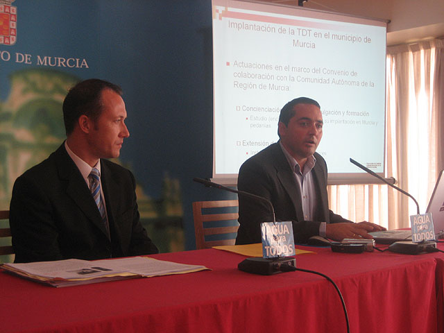 En la imagen, el concejal junto a rafael Melendra, director de la Escuela de Ingeniería de Telecomunicaciones de la UCAM, Foto 1