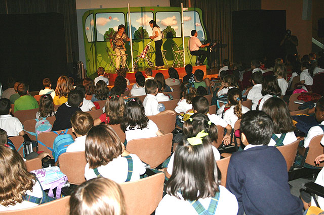 Una obra de teatro acerca a los escolares de la Región las ventajas del transporte público - 1, Foto 1