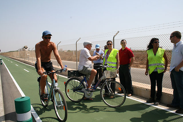 Foto de archivo de la visita de la directora general de Transportes y Puertos, Carmen Sandoval, al carril bici de La Ribera, de reciente construcción, Foto 2