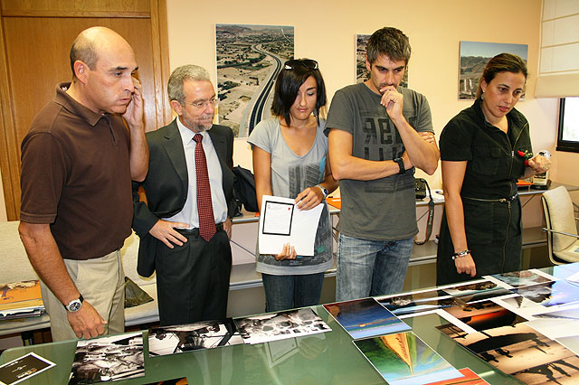 El fotógrafo de La Verdad, Enrique Martínez Bueso; director territorial de empresas de la CAM, Enrique Carrión; fotógrafa de La Opinión, Gloria Nicolás; de El Faro, José Cazorla y la directora general de Transportes y Puertos, Carmen Sandoval, Foto 4