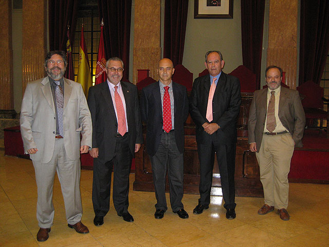 El Concejal de Sanidad recibe a los participantes en las VII Jornadas Técnicas de Seguridad en Hospitales - 1, Foto 1