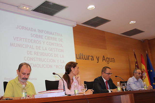 El director general, Francisco José Espejo (tercero por la izquierda), acompañado por técnicos de su Departamento, Foto 1
