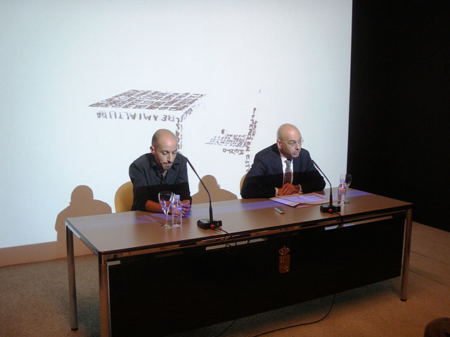 El artista murciano, Pedro Guirao, y el director general de Promoción Cultural, Antonio Martínez, Foto 1