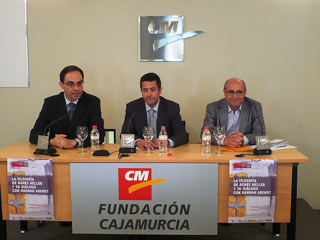 El gerente de la Fundación Cajamurcia, Pascual Martínez, el director general de Bellas Artes y Bienes Culturales, Enrique Ujaldón, y uno de los coordinadores del congreso, Ángel Prior, Foto 1