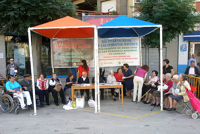 Las personas mayores reparten a los cehegineros su declaración de derechos - 1, Foto 1