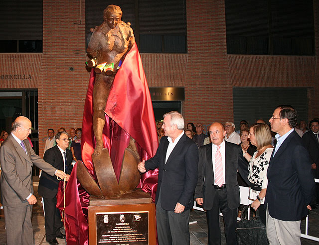 El presidente de la Comunidad Autónoma, Ramón Luis Valcárcel, inauguró esta tarde, en la calle Santa Clara de Murcia, la escultura ‘El bufón de los cencerros’, una pieza de tres metros de altura realizada en bronce por el artista murciano Mariano González Beltrán, Foto 1