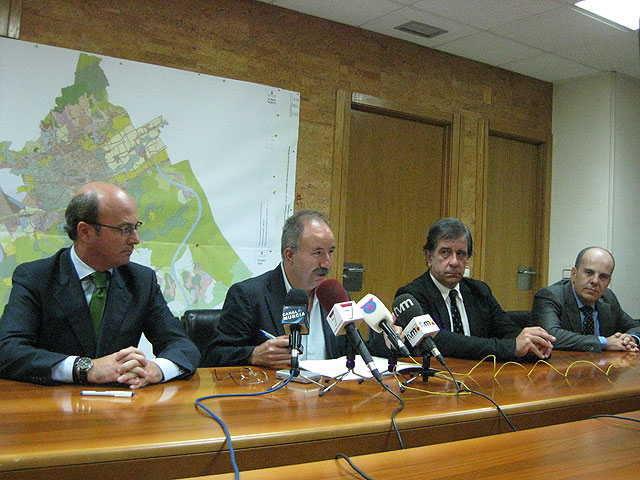 El Concejal de Urbanismo, Fernando Berberena, (centro); Francisco Camino Arias, Presidente del Colegio Oficial de Arquitectos de Murcia (derecha); y Juan Hernández Albarracín, Presidente de la Asociación de Promotores Inmobiliarios de la Región de Murcia (izquierda), Foto 1