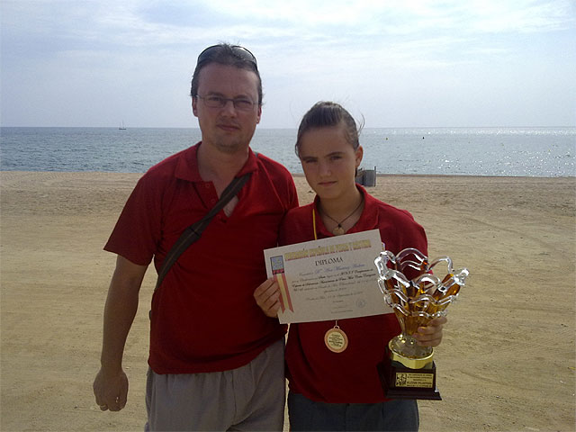 Ana con su padre, el presidente del club totanero, Foto 1