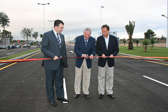 El presidente de la Comunidad, Ramón Luis Valcárcel, acompañado por el alcalde de Murcia, Miguel Ángel Cámara, y el consejero de Obras Públicas y Ordenación del Territorio, José Ballesta, Foto 1