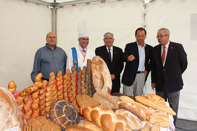 De izda a dcha: Antonio Castillo, Concejal de Vivienda, Transporte y Comercio; Antonio Parra, presidente de la Asociación de Panaderos; el presidente de la Cámara de Comercio, el Alcalde y el Secretario General de Croem, Clemente García, Foto 1