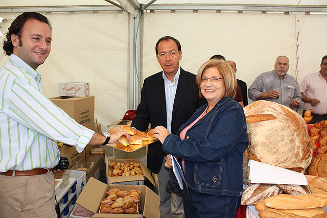 El Alcalde se suma a la conmemoración del Día Mundial del Pan que se ha celebrado hoy en la Plaza del Cardenal Belluga - 2, Foto 2