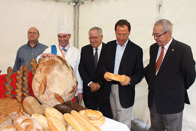 El Alcalde se suma a la conmemoración del Día Mundial del Pan que se ha celebrado hoy en la Plaza del Cardenal Belluga - 3, Foto 3