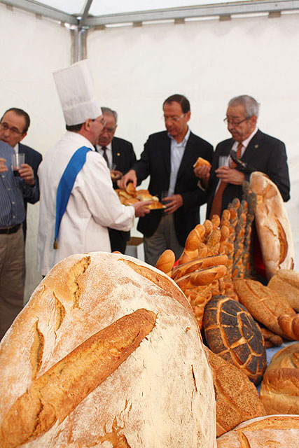 El Alcalde se suma a la conmemoración del Día Mundial del Pan que se ha celebrado hoy en la Plaza del Cardenal Belluga - 4, Foto 4