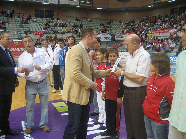 Cascales entrega  abonos de Elpozo Murcia Turística FS a escolares de nueve centros educativos del municipio - 1, Foto 1