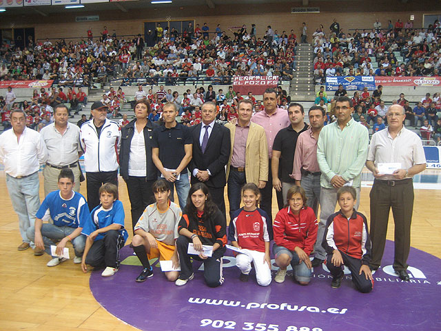 Cascales entrega  abonos de Elpozo Murcia Turística FS a escolares de nueve centros educativos del municipio - 2, Foto 2