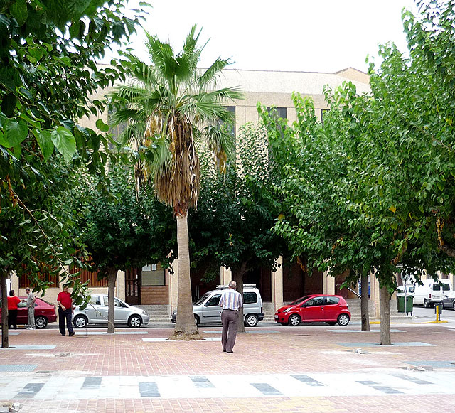 La nueva imagen de la plaza Enrique Tierno Galván, en Alguazas, da prioridad a los peatones frente al tráfico rodado y en ella se han colocado nuevos adoquines, Foto 1