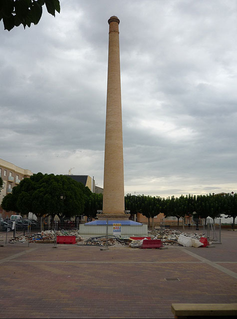 La Consejería de Obras Públicas financia el acondicionamiento del entorno de la chimenea situada junto a la plaza Enrique Tierno Galván de Alguazas, Foto 2