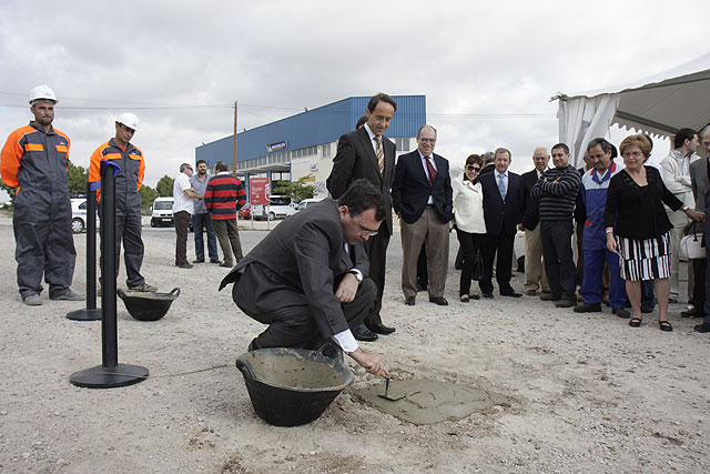 El consejero de Obras Públicas y Ordenación del Territorio, José Ballesta, y el alcalde de Yecla, Juan Miguel Benedito, colocan la primera piedra de las obras de acondicionamiento de la carretera de Almansa, la RM-426, Foto 1