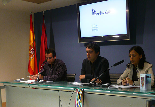  El consejero de Cultura y Turismo, Pedro Alberto Cruz (centro), durante la presentación de la programación de VIII Festival Internacional de Títeres de la Región de Murcia. Junto a él la concejala de Cultura del Ayuntamiento de Murcia, Fátima Barnuevo (derecha) y el director del festival, Ángel Salcedo (izquierda), Foto 1