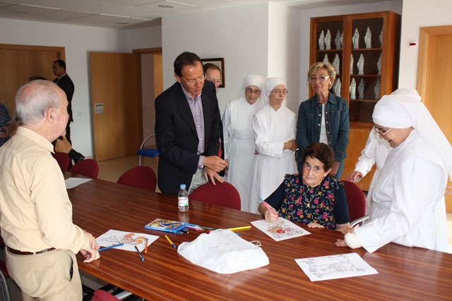 El Alcalde visita la Residencia de las Hermanitas de los Pobres en la que tienen su hogar las personas desfavorecidas - 1, Foto 1