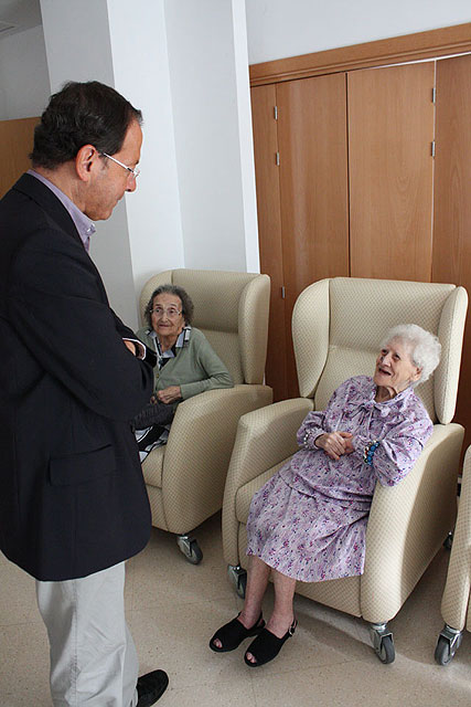 El Alcalde visita la Residencia de las Hermanitas de los Pobres en la que tienen su hogar las personas desfavorecidas - 2, Foto 2