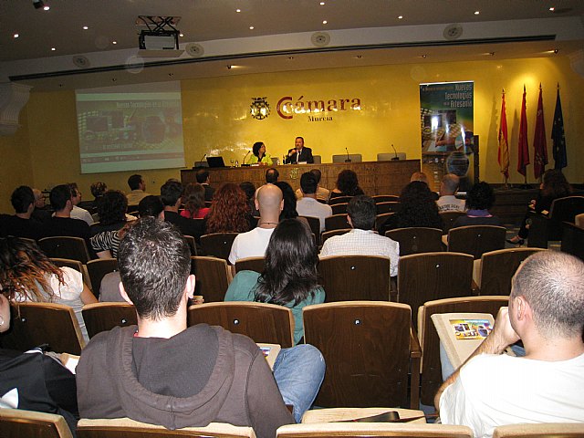 El director general de Comercio y Artesanía, Julio José Lorenzo, junto a la directora del Centro Tecnológico de Artesanía de la Región, Mª José Díaz, en la inauguración de las IV Jornadas de Artesanía y Diseño ‘Nuevas Tecnologías en la Artesanía’, Foto 1