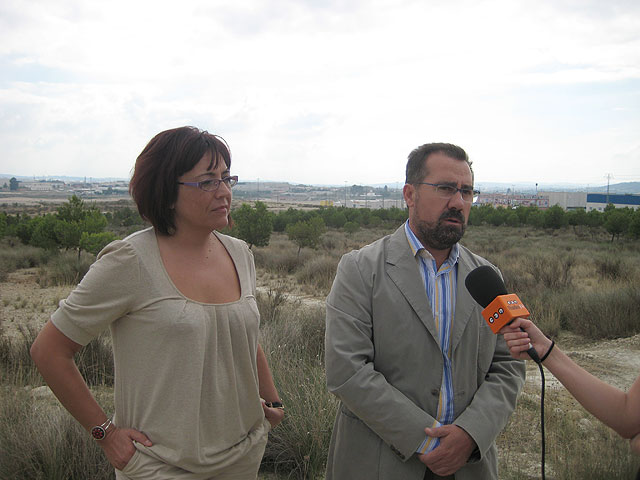 La imagen muestra al director general de Patrimonio Natural y Biodiversidad, Pablo Fernández, junto a la alcaldesa de Lorquí, Dolores García, en la zona del saladar que será restaurada, Foto 1