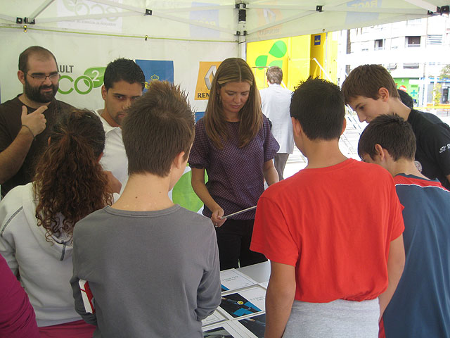 Los escolares aprenden las nuevas técnicas de la automoción para reducir el impacto medioambiental - 2, Foto 2