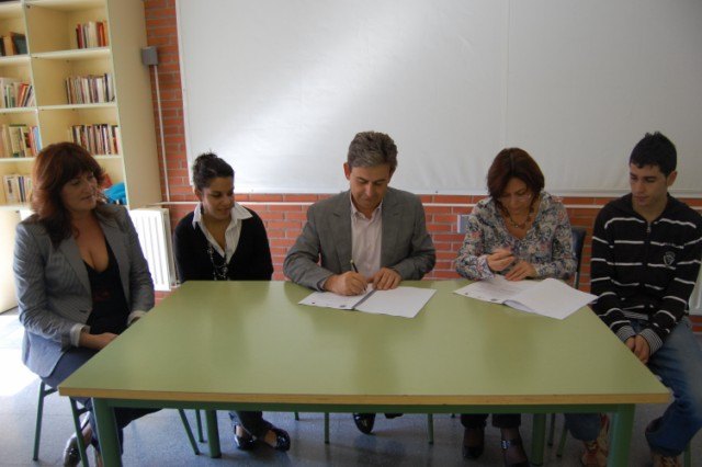 Los centros de educación secundaria de Alguazas firman un convenio con el Ayuntamiento del municipio - 2, Foto 2