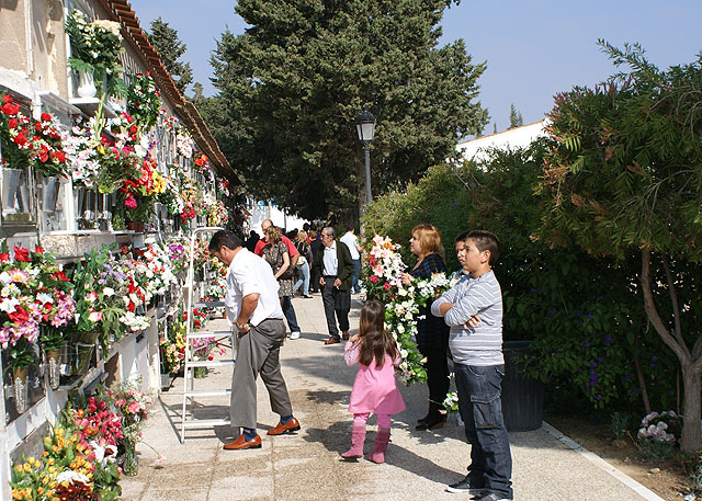 Cientos de lumbrerenses acuden al Cementerio San Damián con motivo del Día de Todos los Santos - 1, Foto 1