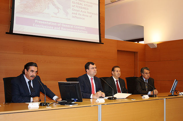 El consejero de Obras Públicas y Ordenación del Territorio, José Ballesta (segundo por la izquierda), junto al secretario general de FERRMED, Joan Amorós (segundo por la derecha), el presidente territorial de la Caja de Ahorros del Mediterráneo, Ángel Martínez (derecha), y el vicepresidente de FERRMED en España, Juan Cámara (izquierda), Foto 1