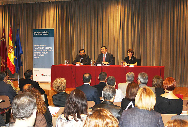 El consejero de Obras Públicas y Ordenación del Territorio, José Ballesta (centro), junto a la directora gerente del Instituto de Vivienda y Suelo de la Región de Murcia, Juana Castaño, y el presidente de la Asociación de Promotores Públicos de Vivienda, Francesc Villanueva, Foto 1