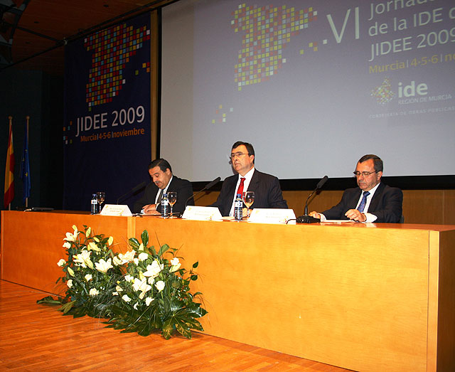 El consejero de Obras Públicas, José Ballesta (centro), junto al secretario general de la Consejería, José María Bernabé (izquierda), y el presidente de la Comisión Especializada del Consejo Superior Geográfico, Sebastián Mas (derecha), Foto 1