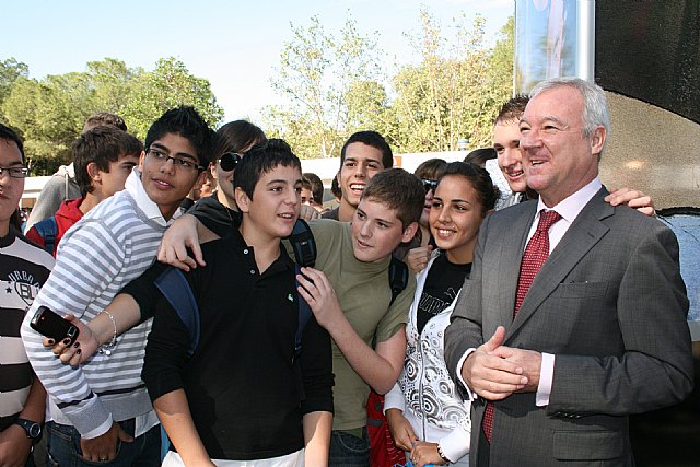 El jefe del Ejecutivo murciano anima a los jóvenes a descubrir y desarrollar la “innovación y creatividad” científica - 1, Foto 1