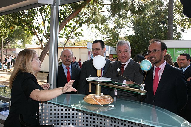 El jefe del Ejecutivo murciano anima a los jóvenes a descubrir y desarrollar la “innovación y creatividad” científica - 2, Foto 2