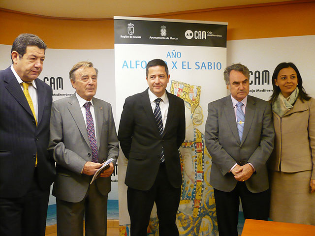 De izquierda a derecha: El director territorial de Obra Social de Caja Mediterráneo, Juan Mouliá, el director de la Real Academia Alfonso X el sabio, Francisco Calvo, el director general de Bellas Artes y Bienes Culturales, Enrique Ujaldón, el presidente territorial de Caja Mediterráneo, Ángel Martínez, y la concejala de Cultura de Murcia, Fátima Barnuevo, Foto 1