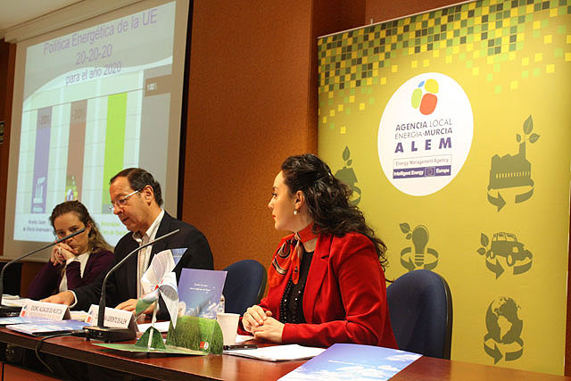 El Alcalde y presidente de ALEM, Miguel Ángel Cámara, junto a la Teniente Alcalde de Medio Ambiente y Calidad Urbana, Adela Martínez-Cachá (a su derecha), y María Cruz Ferreira-Costa, Directora Gerente de la Agencia Local de la Energía y el Cambio Climático de Murcia (de rojo), Foto 1