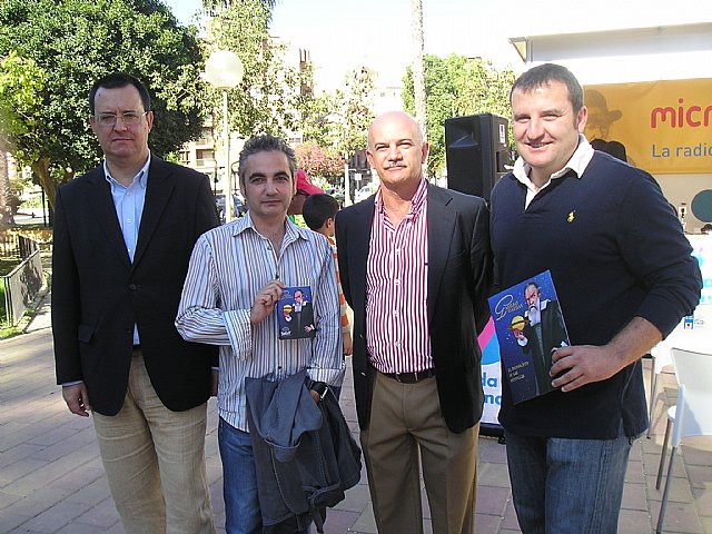 De izquierda a derecha, el director de la Fundación Séneca, Antonio González, el dibujante Juan Álvarez, el director general de Universidades y Política Científica, Eduardo Osuna, y el ilustrador Jorge Gómez, Foto 1