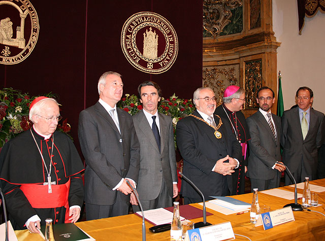 De izquierda a derecha: Monseñor Antonio Cañizares; el presidente de la Comunidad Autónoma de la Región, Ramón Luis Valcárcel; el ex presidente del Gobierno y presidente de la Fundación FAES, José María Aznar; el presidente de la UCAM, José Luis Mendoza; el obispo de la Diócesis de Cartagena, José Manuel Lorca Planes; el consejero de Universidades, Empresa e Investigación, Salvador Marín; y el alcalde de Murcia, Miguel Ángel Cámara, Foto 1