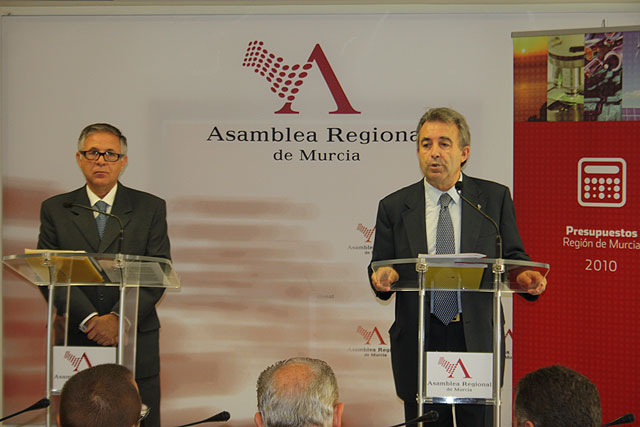 El consejero de Agricultura y Agua, Antonio Cerdá, y el secretario general de la Consejería, Francisco Moreno, durante la rueda de prensa porterior a la presentación ante la Comisión de Economía, Hacienda y Presupuesto de la Asamblea Regional el proyecto de presupuestos de su departamento para 2010, Foto 1