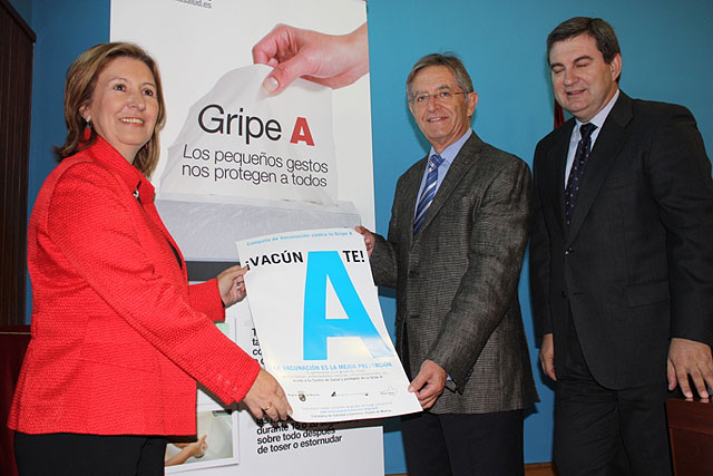 La consejera de Sanidad y Consumo, María Ángeles Palacios, el drector general de Salud Pública, Francisco García, y el director gerente del Servicio Murciano de Salud, José Manuel Allegue, junto al cartel de la campaña de vacunación contra la gripe A, Foto 1