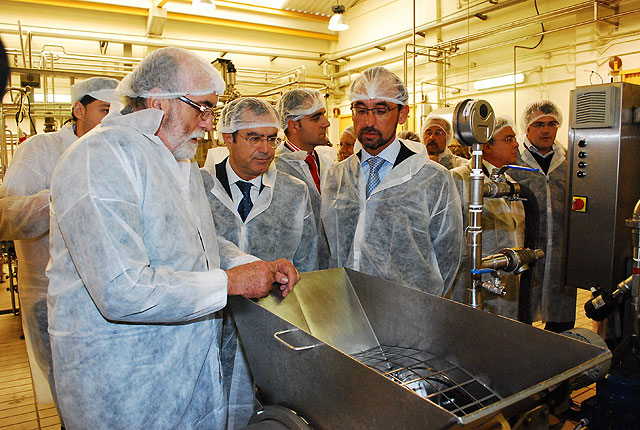 El consejero de Universidades, empresa e Investigación, Salvador Marín, observa la tecnología desarrollada por el Centro Tecnológico de la Conserva junto a la empresa HRS y la Universidad Politécnica de Cartagena, con el apoyo del Gobierno regional, Foto 1