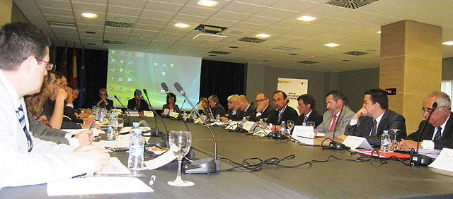 El consejero de Universidades, Empresa e Investigación, Salvador Marín, abre la reunión de la Mesa de Directores Generales de Comercio de las comunidades autónomas celebrada en Murcia, Foto 1