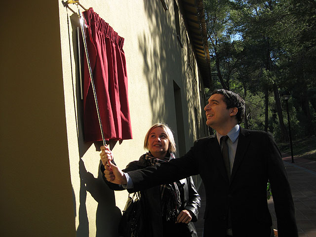 El consejero de Cultura y Turismo, Pedro Alberto Cruz, y la directora del Instituto de la Juventud, Verónica López, durante la inauguración del Albergue Juvenil ‘El Valle’, Foto 1