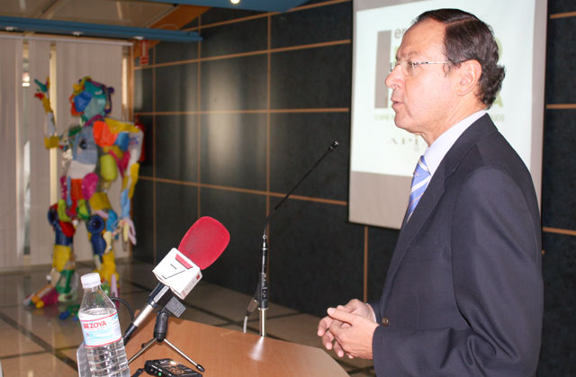 El Alcalde agradece la cesión de una escultura realizada con material reciclado - 2, Foto 2