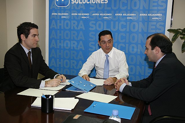 En la foto aparecen de izq a dcha Teodoro García (PP), José Gabriel Ruiz (PP) y Joaquín Gómez (CEEIM), Foto 1