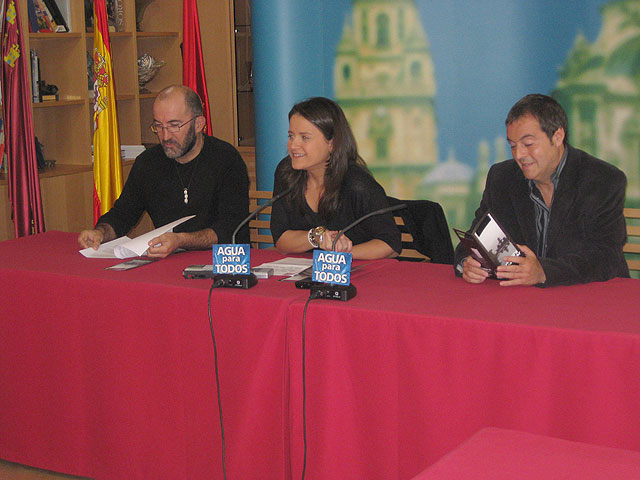 La Concejal de Juventud y Empleo, María Dolores Sánchez; el coordinador de las jornadas, Juan Francisco Cerezo; y el Jefe de Dinamización de la Concejalía de Juventud, Juan Albaladejo, Foto 2