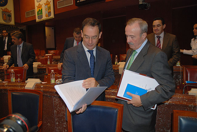 El consejero de Política Social, Mujer e Inmigración, Joaquín Bascuñana, presenta ante la Comisión de Economía, Hacienda y Presupuesto de la Asamblea Regional el proyecto de presupuestos de su departamento para 2010, Foto 1